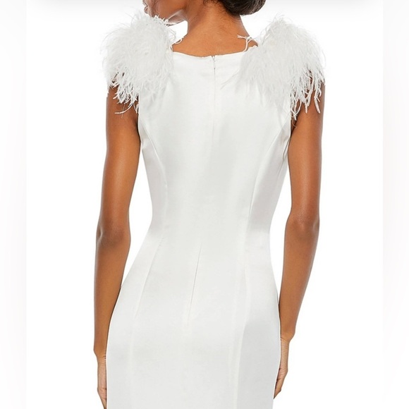 Mac Duggal
Feather Shoulder V-Neck Column Gown size 6 white NWT - Picture 5 of 15